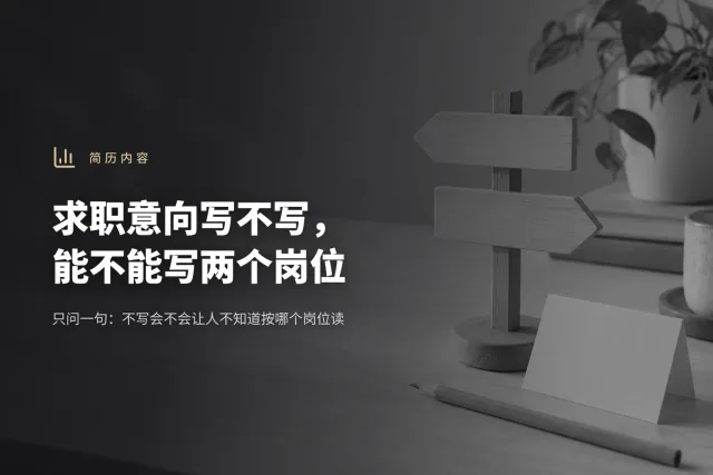 浅色桌面上的空白指示牌静物,没有人物和可读文字