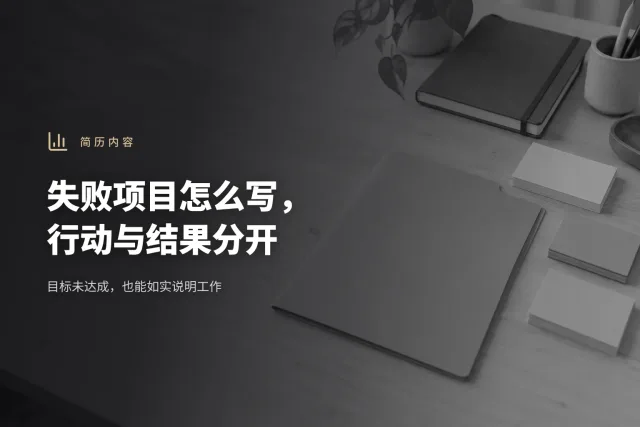 浅色桌面右侧放着无字黄色文件夹、三组空白卡片和合起的笔记本